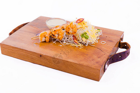 椰子咖喱和亚洲酱中的虾片切在白色背景的木板图片