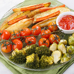 胡萝卜薯条西红柿布鲁斯芽和花椰菜配有番茄酱图片