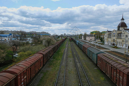 乌克兰卢茨克的火车站车站大楼在废弃车站的货车早上工业景观顶视图片