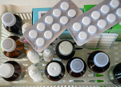 货架上放着瓶子盒子水泡中的药物从上面查看商业药房诊所医图片