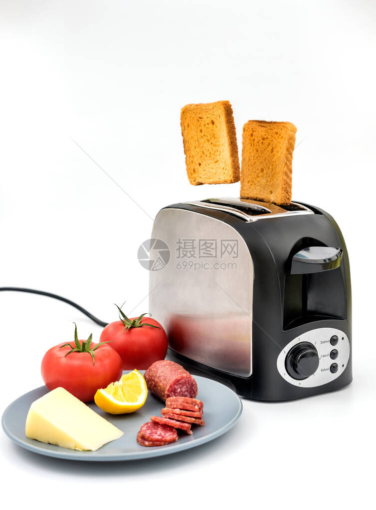 在白色背景上从复古风格的黑色和金属烤面包机中跳出来的祝酒词悬浮食物用于新鲜早餐的厨房设备图片