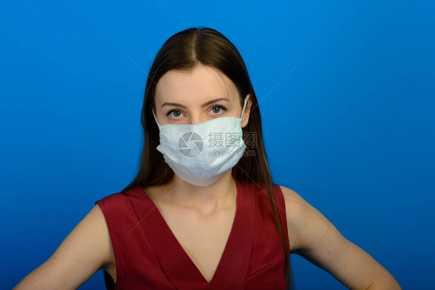 戴着防护医用口罩和蓝色背景蓝色手套的女孩一个戴着透明面具的女人的特写肖像预防冠状的方法Covid2019图片
