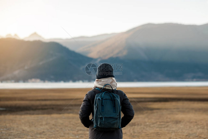 穿着毛衣和背包的时髦女旅行者在纳帕湖旅行图片