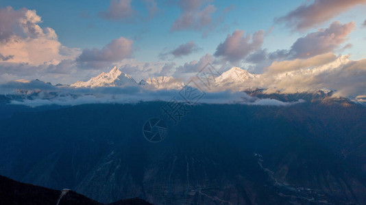 云南美丽雪山美丽的旅游业自图片