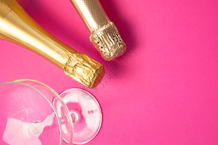 两个用金银箔制成的香槟酒瓶颈图片