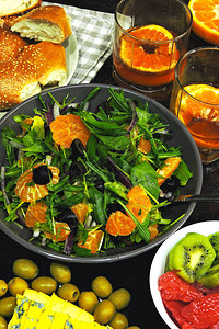 flatlay风格的多彩健康食品色调桌上的健康食品和饮料绿色沙拉配橘子背景图片