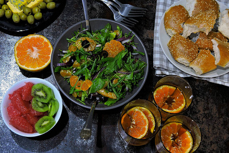 flatlay风格的多彩健康食品色调桌上的健康食品和饮料绿色沙拉配橘子背景图片
