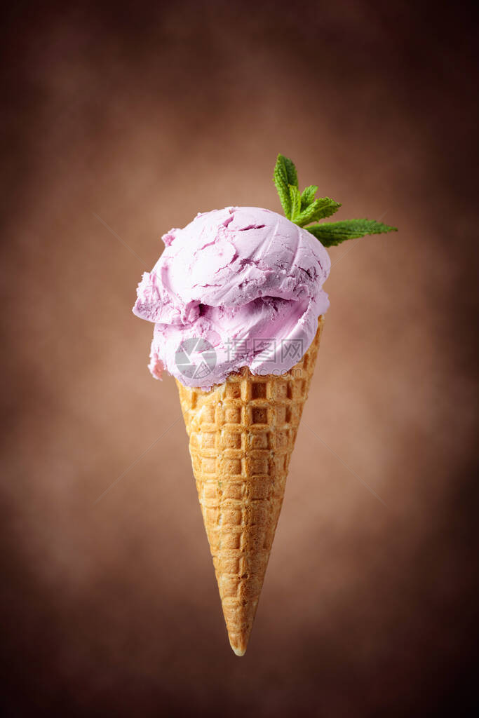 蓝莓冰淇淋薄荷糖在华夫饼蛋卷里冰淇淋图片