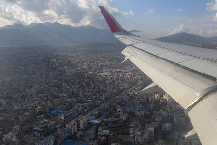 在尼泊尔加德满都机场降落的飞机飞机图片