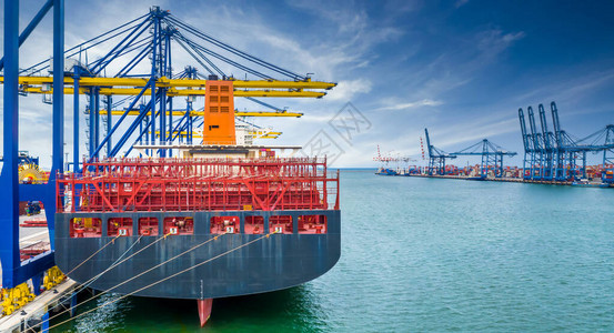 Covid19全球经济衰退危机港口行业的起重机和集装箱航运出口进业务物流物流和供应链危机导致起重机的背景图片