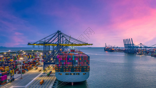 集装箱货船在工业海港图片