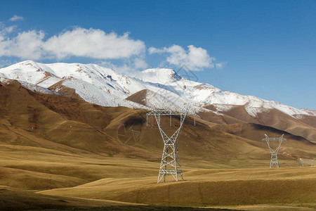 塔山区的电线丘尔吉兹斯坦纳伦地图片
