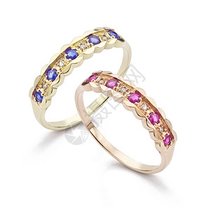 黄色和玫瑰中的蓝宝石环和粉红宝石环在白色图片