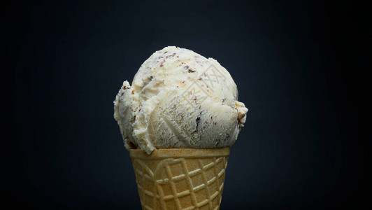 冰淇淋口味的巧克力薯条在华夫饼蛋卷里图片