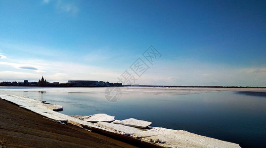 伏尔加河的冰融化NizhnyNo图片