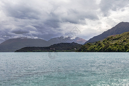 沿瓦卡提普湖沿岸的山脉范图片