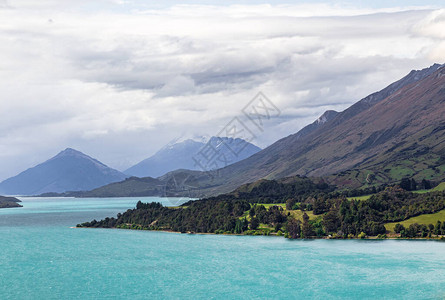 瓦卡蒂普湖沿岸的丘陵景观新西兰图片