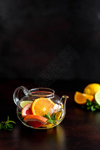 含柠檬薄荷橙子石灰和葡萄水果茶的热果茶图片