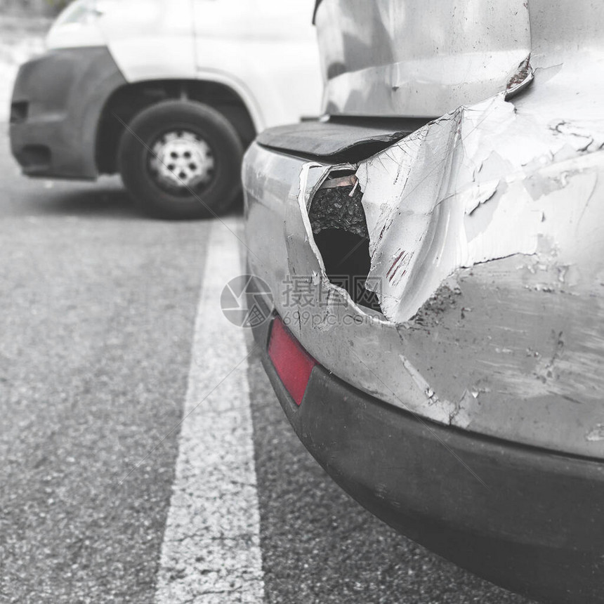 损坏的汽车祸灰色汽车的后部因道路事故而受损因车祸而损坏的车辆保险杠凹痕复