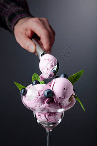 蓝莓冰淇淋加薄荷和浆图片