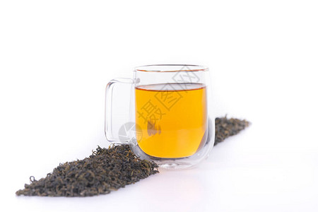 绿茶在一个透明的杯子里白底的干绿茶用图片