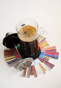 法式压榨咖啡粉在咖啡品尝者风味轮上白色背景图片