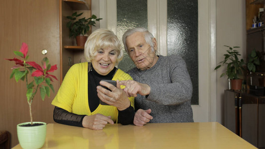 快乐的老成熟退休夫妇祖母图片
