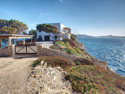 房子站在海边的悬崖上地中海边悬崖上一栋图片