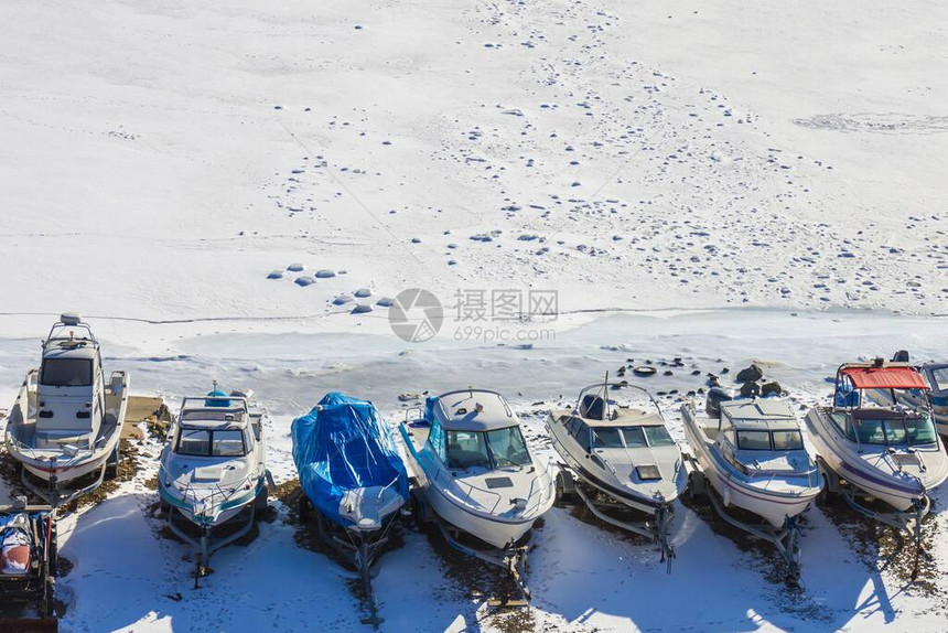 大雪纷飞的冬天图片