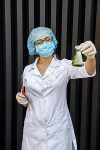 妇女化学家用两个瓶子进行实验科学与化图片