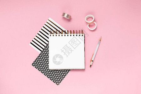 记事本和带文具的笔记本白色粉色和黑色文具图片