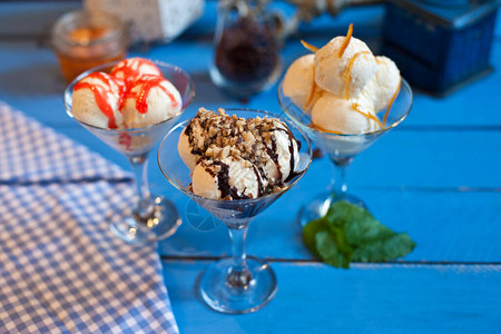 蓝底带草莓糖浆巧克力和柠檬冰淇淋的玻璃图片