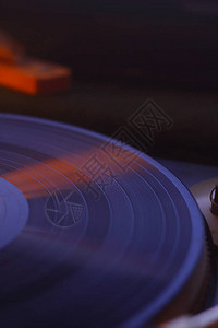 带有剪切路径的旧黑胶唱片带黑胶唱片播放顶视图的DJ转盘靠背景图片