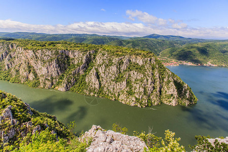 位于塞尔维亚东部与罗马尼亚欧洲交界的多瑙河峡谷铁门等美丽的自然风景GeorgeD图片