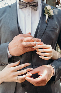 男人和女人的手与结婚戒指婚礼当天新婚夫妇图片