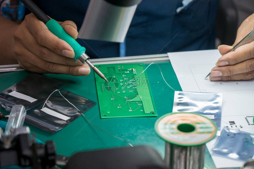 焊接电路板的技能操作员电子工业制造过程中的图片
