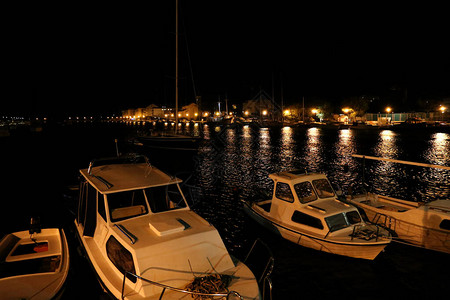 晚上在港口的渔船图片