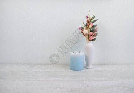 室内装饰房屋鲜花芳香蜡烛和白色花瓶图片
