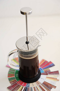 法式压榨咖啡粉在咖啡品尝者的风味轮上柱塞未降低白色背景图片