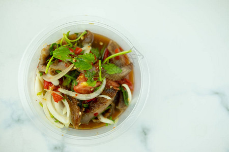 Griilled猪肉沙拉泰国菜碗中的泰国食物东北传统食品Isaan图片