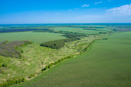 空中摄影拍摄了春天农田的美丽风景图片