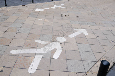法国波尔多市步行街人交通箭头方向标志图片