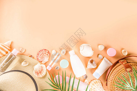 夏季化妆品背景夏季护肤品防晒化妆品旅行套装微型平躺时尚桃色背景背景图片