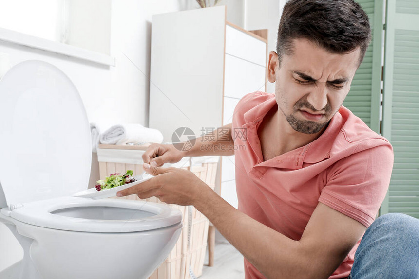 患有厌食症的不快男子厕所碗附图片