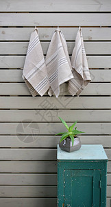 木质背景上的条纹粗重亚麻厨房或手巾家用纺织品图片