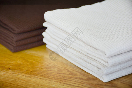 木桌上的华夫格编织厨房或手巾家用纺织品图片