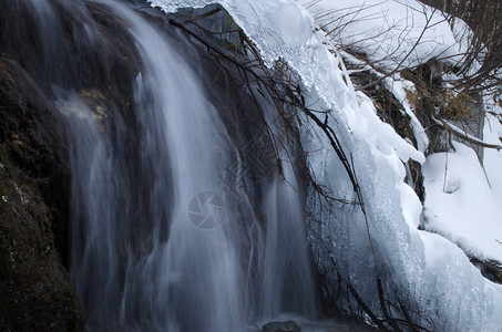 山中冬天的瀑布图片