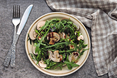 健康沙拉配芝麻菜和生香菇素食生谱低热量健身沙拉配芝图片