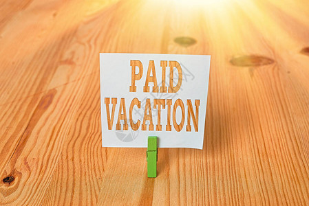 手写文本带薪假期概念照片休假周末休假期休假福利空提醒木地板背景绿色衣图片