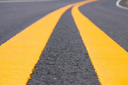 黄弯曲的高速公路图片